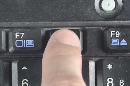 Win10分辨率太高導致黑屏怎么解決？