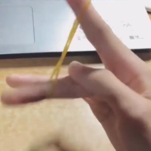 抖音橡皮筋在手上轉(zhuǎn)圈怎么操作的？抖音橡皮筋在手上轉(zhuǎn)圈攻略介紹！