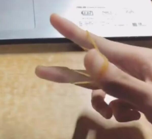 抖音橡皮筋在手上轉(zhuǎn)圈怎么操作的？抖音橡皮筋在手上轉(zhuǎn)圈攻略介紹！